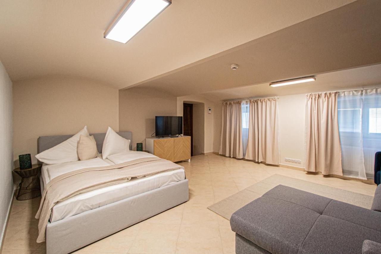 Modern And Spacious In Center Praha